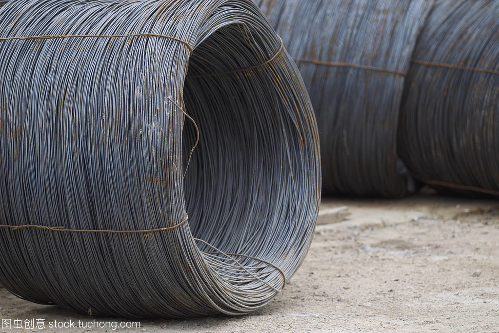 薄金屬加固傷口進入海灣在金屬制品倉庫